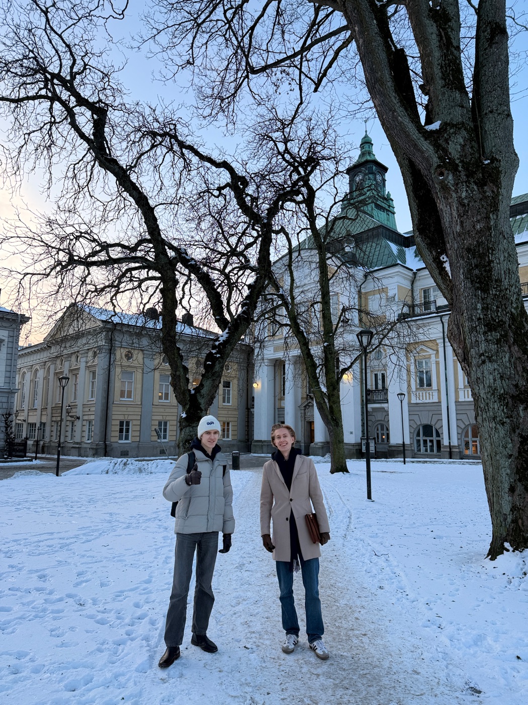 Två från Gradr-teamet utanför en skola en vintermorgon